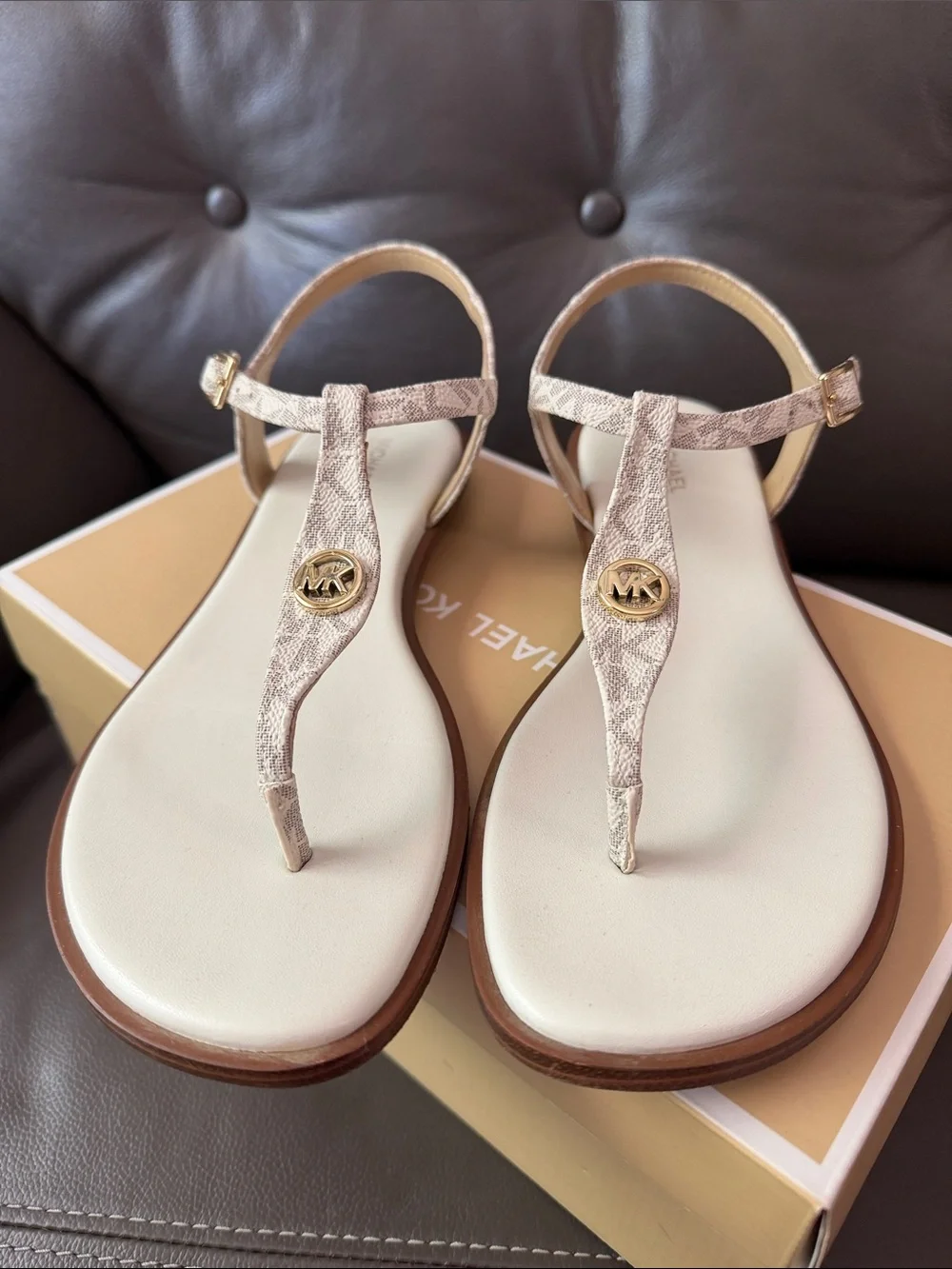 Women’s Michael Kors Vanilla Mallory Thong T-Strap Slingback Sandals Size 9 - Picture 2 of 11